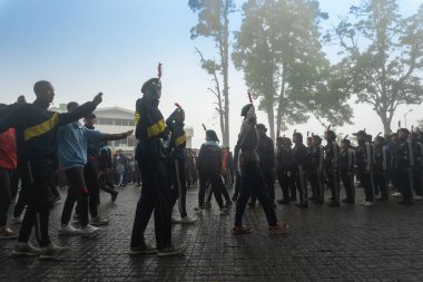 Darjeeling, Batı Bengal, Hindistan -11.08.2023: 15 Ağustos 2023 'te Bağımsızlık Günü kutlamaları için Darjeeling Alışveriş Merkezi' nde yürüyüş yapan öğrenciler, askeri eğitim. Sisli bir sabah.