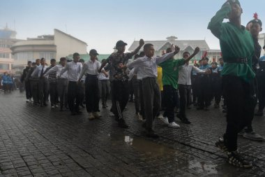 Darjeeling, Batı Bengal, Hindistan-11.08.2023: Sabah askeri eğitim. 15 Ağustos 2023 'teki Bağımsızlık Günü kutlamaları için Darjeeling Alışveriş Merkezi' nin önünden geçen öğrenciler.,