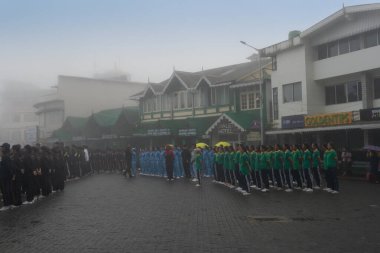 Darjeeling, Batı Bengal, Hindistan-11.08.2023: Sisli sabahlarda kız askeri eğitim. 15 Ağustos 'ta Bağımsızlık Günü kutlamalarına hazırlanmak üzere Darjeeling Alışveriş Merkezi' nde geçen okul öğrencileri.