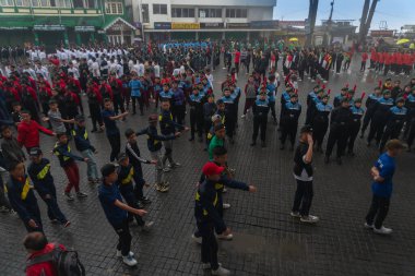 Darjeeling, Batı Bengal, Hindistan-11.08.2023: Sisli sabahta askeri eğitim. 15 Ağustos 2023 'teki Bağımsızlık Günü kutlamaları için Darjeeling Alışveriş Merkezi' nin önünden geçen öğrenciler.,