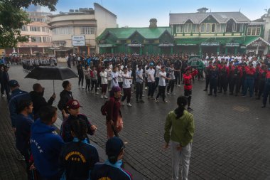 Darjeeling, Batı Bengal, Hindistan-11.08.2023: Sisli sabahta askeri eğitim. 15 Ağustos 2023 'teki Bağımsızlık Günü kutlamaları için Darjeeling Alışveriş Merkezi' nin önünden geçen öğrenciler.,