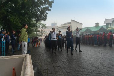 Darjeeling, Batı Bengal, Hindistan-11.08.2023: Sisli sabahta askeri eğitim. 15 Ağustos 2023 'teki Bağımsızlık Günü kutlamaları için Darjeeling Alışveriş Merkezi' nin önünden geçen öğrenciler.,