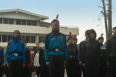 Darjeeling, Batı Bengal, Hindistan -11.08.2023: 15 Ağustos 2023 'te Bağımsızlık Günü kutlamaları için Darjeeling Alışveriş Merkezi' nde yürüyüş yapan öğrenciler, askeri eğitim. Sisli bir sabah.