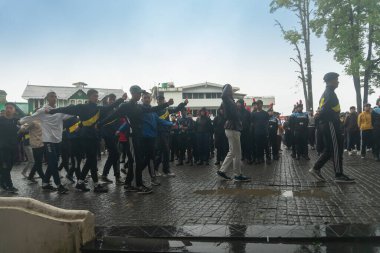 Darjeeling, Batı Bengal, Hindistan -11.08.2023: Bağımsızlık Günü hazırlığı 15 Ağustos 2023. Askeri eğitim için Darjeeling Alışveriş Merkezi 'nin önünden geçen öğrenciler. Sisli bir sabah.