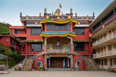 Darjeeling, Batı Bengal, Hindistan - 20.08.2023: Ghum Canavarlığının güzel dış görünüşü. Görüntü izinle alındı. Buddist Manastırı dışında huzurlu, sakin ve dindar bir ortam..