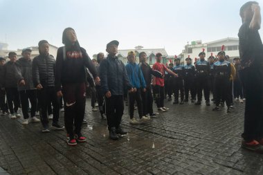 Darjeeling, Batı Bengal, Hindistan -11.08.2023: Bağımsızlık Günü hazırlığı 15 Ağustos 2023. Askeri eğitim için Darjeeling Alışveriş Merkezi 'nin önünden geçen öğrenciler. Sisli bir sabah.