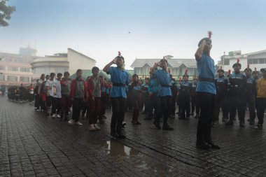 Darjeeling, Batı Bengal, Hindistan -11.08.2023: Bağımsızlık Günü hazırlığı 15 Ağustos 2023. Askeri eğitim için Darjeeling Alışveriş Merkezi 'nin önünden geçen öğrenciler. Sisli bir sabah.