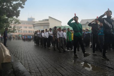 Darjeeling, Batı Bengal, Hindistan-11.08.2023: Sisli sabahta askeri eğitim. 15 Ağustos 2023 'teki Bağımsızlık Günü kutlamaları için Darjeeling Alışveriş Merkezi' nin önünden geçen öğrenciler.,