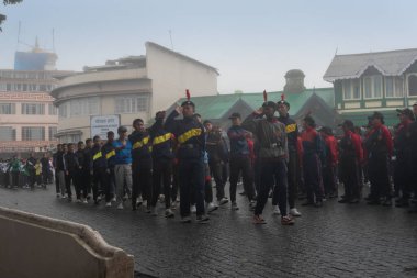 Darjeeling, Batı Bengal, Hindistan-11.08.2023: Sisli sabahta askeri eğitim. 15 Ağustos 2023 'teki Bağımsızlık Günü kutlamaları için Darjeeling Alışveriş Merkezi' nin önünden geçen öğrenciler.,