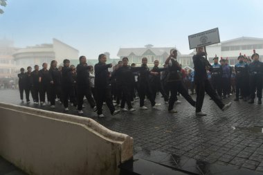 Darjeeling, Batı Bengal, Hindistan -11.08.2023: Sisli sabahta kız öğrenci askeri eğitimi, Bağımsızlık Günü kutlamaları için Darjeeling Alışveriş Merkezi 'nde yürüyen öğrenciler.