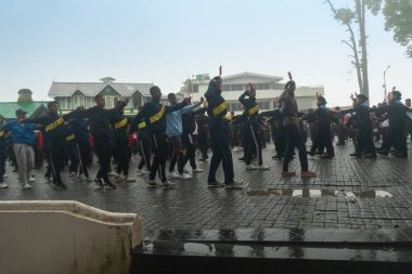 Darjeeling, Batı Bengal, Hindistan-11.08.2023: Sabah askeri eğitim. 15 Ağustos 2023 'teki Bağımsızlık Günü kutlamaları için Darjeeling Alışveriş Merkezi' nin önünden geçen öğrenciler.,