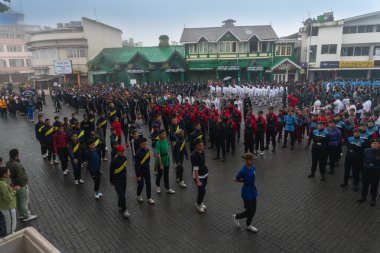 Darjeeling, Batı Bengal, Hindistan -11.08.2023: 15 Ağustos 2023 'te Bağımsızlık Günü kutlamaları için Darjeeling Alışveriş Merkezi' nde yürüyüş yapan öğrenciler, askeri eğitim. Sisli bir sabah.