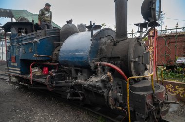 Darjeeling, Batı Bengal, Hindistan-21.08.2023: Buhar motoru Oyuncak treni Ghum istasyonunda Himalayalar 'a yolculuk için hazırlanıyor. Darjeeling Himalaya Demiryolu 'nun Unesco Dünya Mirası.