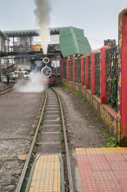 Darjeeling, Batı Bengal, Hindistan-20.08.2023: Dar ölçü hattı, Oyuncak trenleri için Ghum İstasyonu 'ndaki Himalayalar' dan geçecek tren yolu. Darjeeling Himalaya Demiryolu 'nun Unesco Dünya Mirası.