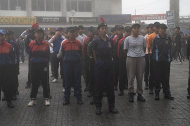 Darjeeling, Batı Bengal, Hindistan -11.08.2023: Bağımsızlık Günü hazırlığı 15 Ağustos 2023. Askeri eğitim için Darjeeling Alışveriş Merkezi 'nin önünden geçen öğrenciler. Sisli bir sabah.