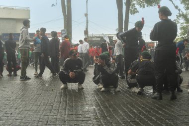 Darjeeling, Batı Bengal, Hindistan -11.08.2023: 15 Ağustos 2023 'te Bağımsızlık Günü kutlamaları için Darjeeling Alışveriş Merkezi' nde yürüyüş yapan öğrenciler, askeri eğitim. Sisli bir sabah.