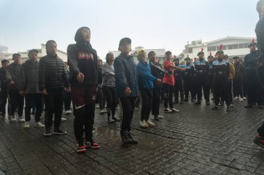 Darjeeling, Batı Bengal, Hindistan-11.08.2023: Sabah askeri eğitim. 15 Ağustos 2023 'teki Bağımsızlık Günü kutlamaları için Darjeeling Alışveriş Merkezi' nin önünden geçen öğrenciler.,