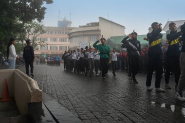 Darjeeling, Batı Bengal, Hindistan-11.08.2023: Sisli sabahta askeri eğitim. 15 Ağustos 2023 'teki Bağımsızlık Günü kutlamaları için Darjeeling Alışveriş Merkezi' nin önünden geçen öğrenciler.,