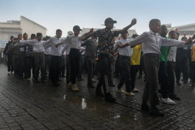 Darjeeling, Batı Bengal, Hindistan-11.08.2023: Sabah askeri eğitim. 15 Ağustos 2023 'teki Bağımsızlık Günü kutlamaları için Darjeeling Alışveriş Merkezi' nin önünden geçen öğrenciler.,