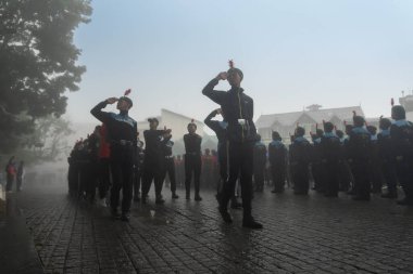 Darjeeling, Batı Bengal, Hindistan-11.08.2023: Sisli sabahta askeri eğitim. 15 Ağustos 2023 'teki Bağımsızlık Günü kutlamaları için Darjeeling Alışveriş Merkezi' nin önünden geçen öğrenciler.,