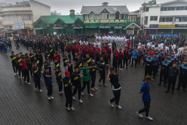 Darjeeling, Batı Bengal, Hindistan-11.08.2023: Sabah askeri eğitim. 15 Ağustos 2023 'teki Bağımsızlık Günü kutlamaları için Darjeeling Alışveriş Merkezi' nin önünden geçen öğrenciler.,