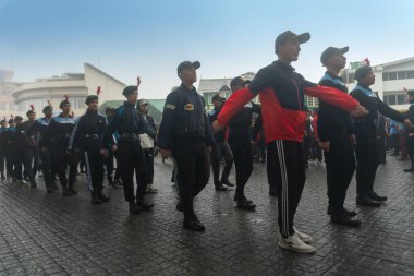 Darjeeling, Batı Bengal, Hindistan-11.08.2023: Sisli sabahta askeri eğitim. 15 Ağustos 2023 'teki Bağımsızlık Günü kutlamaları için Darjeeling Alışveriş Merkezi' nin önünden geçen öğrenciler.,