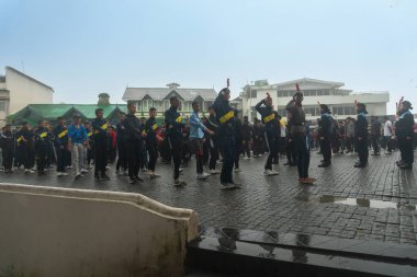 Darjeeling, Batı Bengal, Hindistan-11.08.2023: Sisli sabahta askeri eğitim. 15 Ağustos 2023 'teki Bağımsızlık Günü kutlamaları için Darjeeling Alışveriş Merkezi' nin önünden geçen öğrenciler.,