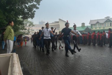 Darjeeling, Batı Bengal, Hindistan-11.08.2023: Sabah askeri eğitim. 15 Ağustos 2023 'teki Bağımsızlık Günü kutlamaları için Darjeeling Alışveriş Merkezi' nin önünden geçen öğrenciler.,