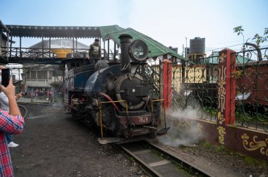 Darjeeling, Batı Bengal, Hindistan-20.08.2023: Oyuncak treninin Buhar makinesinden çıkan sıcak buhar, Ghum İstasyonu 'ndaki Himalayalar' a yolculuk için hazırlanıyor. Unesco Dünya Mirası.
