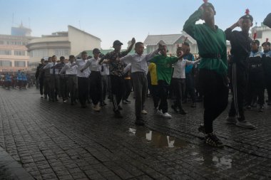 Darjeeling, Batı Bengal, Hindistan -11.08.2023: 15 Ağustos 2023 'te Bağımsızlık Günü kutlamaları için Darjeeling Alışveriş Merkezi' nde yürüyüş yapan öğrenciler, askeri eğitim. Sisli bir sabah.