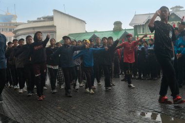 Darjeeling, Batı Bengal, Hindistan -11.08.2023: 15 Ağustos 2023 'te Bağımsızlık Günü kutlamaları için Darjeeling Alışveriş Merkezi' nde yürüyüş yapan öğrenciler, askeri eğitim. Sisli bir sabah.
