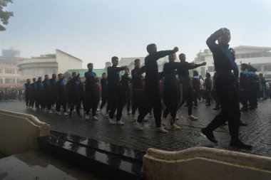 Darjeeling, Batı Bengal, Hindistan -11.08.2023: Bağımsızlık Günü hazırlığı 15 Ağustos 2023. Askeri eğitim için Darjeeling Alışveriş Merkezi 'nin önünden geçen öğrenciler. Sisli bir sabah.