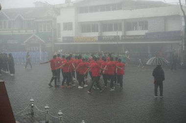 Darjeeling, Batı Bengal, Hindistan -11.08.2023: Bağımsızlık Günü hazırlığı 15 Ağustos 2023. Askeri eğitim için Darjeeling Alışveriş Merkezi 'nin önünden geçen öğrenciler. Sisli bir sabah.