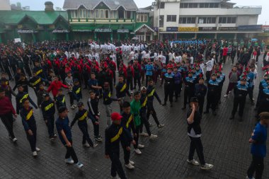 Darjeeling, Batı Bengal, Hindistan-11.08.2023: Sisli sabahta askeri eğitim. 15 Ağustos 2023 'teki Bağımsızlık Günü kutlamaları için Darjeeling Alışveriş Merkezi' nin önünden geçen öğrenciler.,