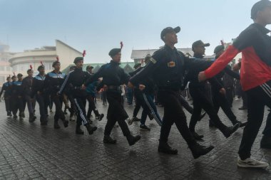 Darjeeling, Batı Bengal, Hindistan -11.08.2023: Bağımsızlık Günü hazırlığı 15 Ağustos 2023. Askeri eğitim için Darjeeling Alışveriş Merkezi 'nin önünden geçen öğrenciler. Sisli bir sabah.