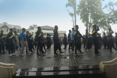 Darjeeling, Batı Bengal, Hindistan -11.08.2023: 15 Ağustos 2023 'te Bağımsızlık Günü kutlamaları için Darjeeling Alışveriş Merkezi' nde yürüyüş yapan öğrenciler, askeri eğitim. Sisli bir sabah.