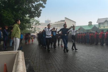 Darjeeling, Batı Bengal, Hindistan -11.08.2023: 15 Ağustos 2023 'te Bağımsızlık Günü kutlamaları için Darjeeling Alışveriş Merkezi' nde yürüyüş yapan öğrenciler, askeri eğitim. Sisli bir sabah.