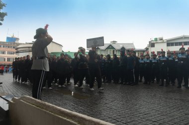 Darjeeling, Batı Bengal, Hindistan-11.08.2023: Sisli sabahlarda kız askeri eğitim. 15 Ağustos 'ta Bağımsızlık Günü kutlamalarına hazırlanmak üzere Darjeeling Alışveriş Merkezi' nde geçen okul öğrencileri.