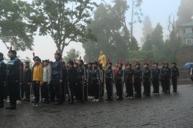 Darjeeling, Batı Bengal, Hindistan -11.08.2023: Bağımsızlık Günü hazırlığı 15 Ağustos 2023. Askeri eğitim için Darjeeling Alışveriş Merkezi 'nin önünden geçen öğrenciler. Sisli bir sabah.