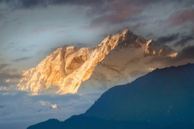 Kanchenjugha Dağı 'nda güneşin batışının güzel son ışığı Himalaya sıradağları, Sikkim, Hindistan. Alacakaranlıkta dağların renkleri boyanacak. Himalaya sıradağlarını görmek için turizm beldesi.