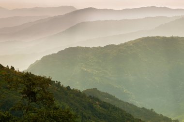 Dağların, Okhrey 'nin, Sikkim' in, Hindistan 'ın manzara güzelliği. Okhrey köyü Sikkim 'in en uzak yerlerinden birinde Hindistan' dan gelen turistler tarafından huzurlu, sakin Himalaya sıradağlarının keyfini çıkarılıyor..