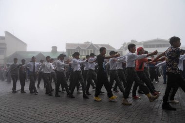 Darjeeling, Batı Bengal, Hindistan-11.08.2023: Sisli sabahta askeri eğitim. 15 Ağustos 2023 'teki Bağımsızlık Günü kutlamaları için Darjeeling Alışveriş Merkezi' nin önünden geçen öğrenciler.,