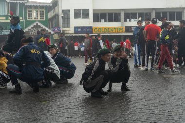 Darjeeling, Batı Bengal, Hindistan -11.08.2023: Bağımsızlık Günü hazırlığı 15 Ağustos 2023. Askeri eğitim için Darjeeling Alışveriş Merkezi 'nin önünden geçen öğrenciler. Sisli bir sabah.