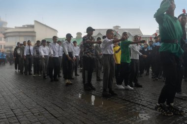 Darjeeling, Batı Bengal, Hindistan-11.08.2023: Sisli sabahta askeri eğitim. 15 Ağustos 2023 'teki Bağımsızlık Günü kutlamaları için Darjeeling Alışveriş Merkezi' nin önünden geçen öğrenciler.,