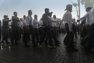 Darjeeling, Batı Bengal, Hindistan -11.08.2023: 15 Ağustos 2023 'te Bağımsızlık Günü kutlamaları için Darjeeling Alışveriş Merkezi' nde yürüyüş yapan öğrenciler, askeri eğitim. Sisli bir sabah.