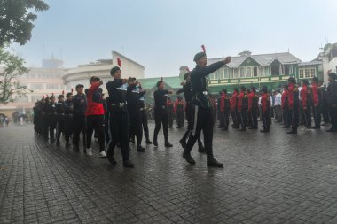 Darjeeling, Batı Bengal, Hindistan-11.08.2023: Sabah askeri eğitim. 15 Ağustos 2023 'teki Bağımsızlık Günü kutlamaları için Darjeeling Alışveriş Merkezi' nin önünden geçen öğrenciler.,