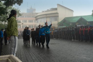 Darjeeling, Batı Bengal, Hindistan-11.08.2023: Sabah askeri eğitim. 15 Ağustos 2023 'teki Bağımsızlık Günü kutlamaları için Darjeeling Alışveriş Merkezi' nin önünden geçen öğrenciler.,