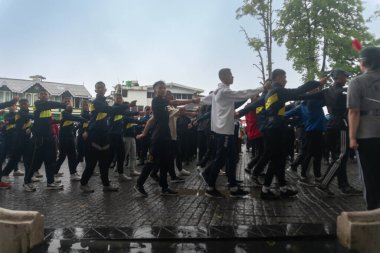 Darjeeling, Batı Bengal, Hindistan-11.08.2023: Sabah askeri eğitim. 15 Ağustos 2023 'teki Bağımsızlık Günü kutlamaları için Darjeeling Alışveriş Merkezi' nin önünden geçen öğrenciler.,