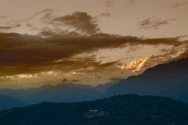 Kanchenjugha Dağı 'nda güneşin batışının güzel son ışığı Himalaya sıradağları, Sikkim, Hindistan. Alacakaranlıkta dağların renkleri boyanacak. Himalaya sıradağlarını görmek için turizm beldesi.