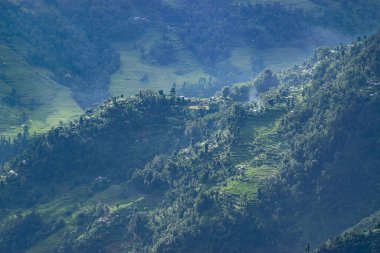 Himalaya dağlarına düşen güzel güneş ışınları, ışık oyunu Okhrey, Sikkim, Hindistan 'ın manzaralı güzelliği. Okhrey Köyü Sikkim 'de turistlerin dağ manzarası izlediği ücra bir yer..